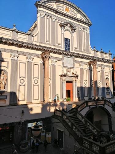 un gran edificio blanco con escaleras delante en San Gaetano bed, en Nápoles