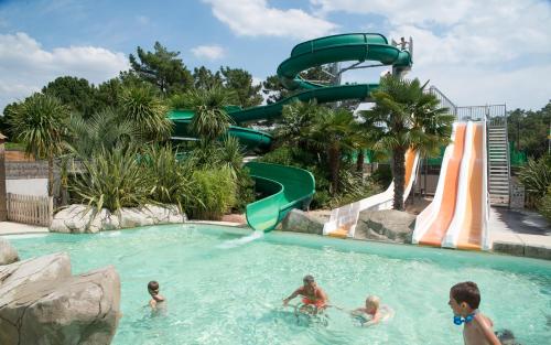 a group of people in a pool at a water park at Camping Les Chouans in Saint-Hilaire-de-Riez