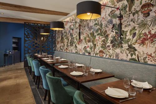a row of tables and chairs in a restaurant at Relais des Trois Châteaux Hôtel-Restaurant - Teritoria in Cour-Cheverny