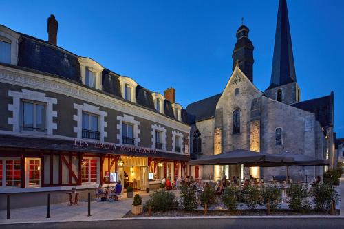 a group of buildings with a courtyard in front of a church at Relais des Trois Châteaux Hôtel-Restaurant - Teritoria in Cour-Cheverny