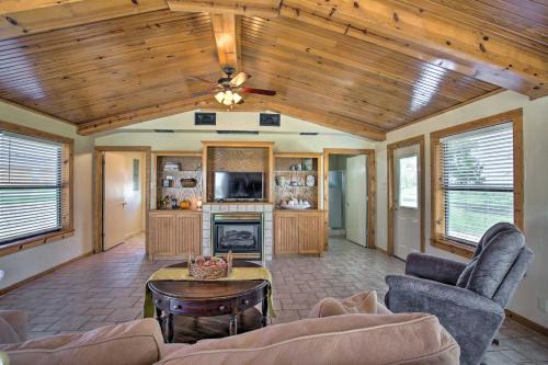 Pet-Friendly Efficiency Cottage with Pool! – Photos 4