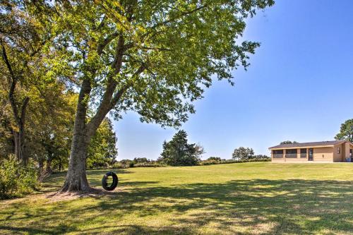 Pet-Friendly Efficiency Cottage with Pool! – Photos 3