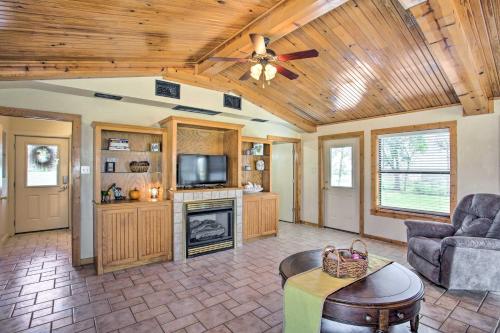 Pet-Friendly Efficiency Cottage with Pool! – Photos 5