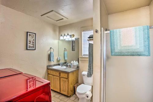 een kleine badkamer met een toilet en een wastafel bij Pet-Friendly Efficiency Cottage with Pool! in Calera