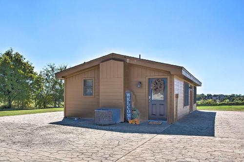 Pet-Friendly Efficiency Cottage with Pool! – Photos 2