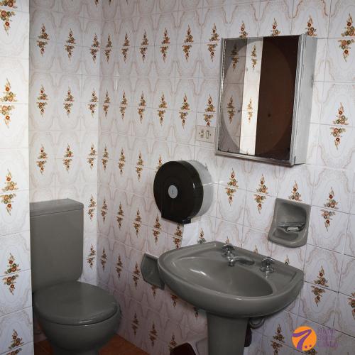 ein Badezimmer mit einem Waschbecken, einem WC und einem Spiegel in der Unterkunft Hotel 7 Calles in Santa Cruz de la Sierra