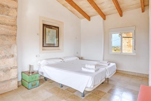 Postel nebo postele na pokoji v ubytování Possessio Sa Barrala Duplex