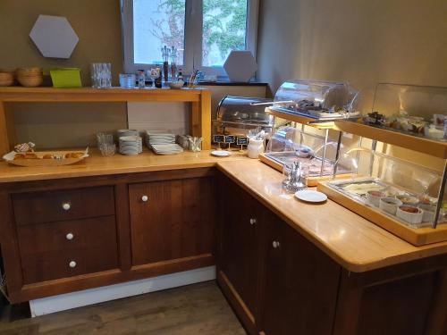 een keuken met een aanrecht met daarop servies bij Burgers Hotel in Kippenheim