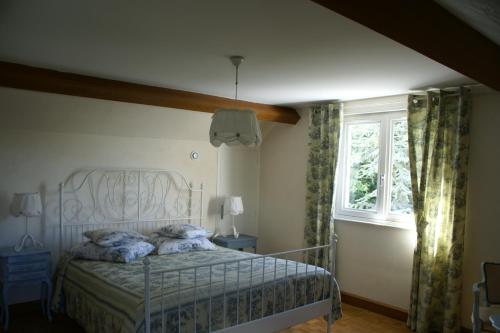 a bedroom with a bed and a window at Entre Phare et Moulin in Verzenay