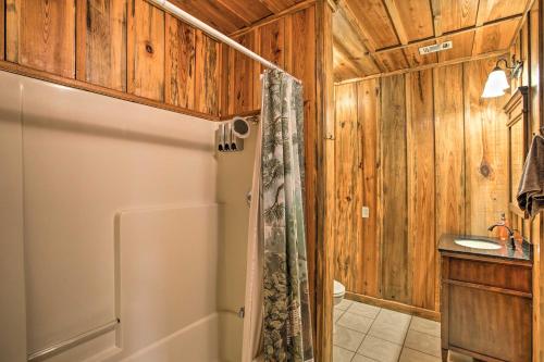 uma casa de banho com um chuveiro e um lavatório. em Timber Brooke Cabin Hot Tub and Central Location! em Broken Bow