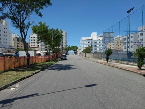 an empty street in a city with buildings at Praia do morro com Wi-Fi in Guarapari