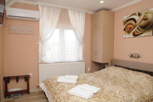 Un pat sau paturi într-o cameră la Favorit Apartments Čačak