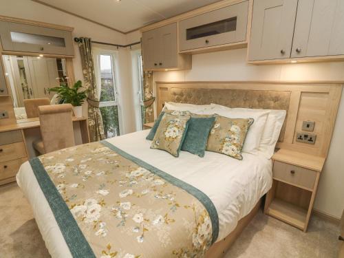 ein Schlafzimmer mit großem Bett und eine Küche in der Unterkunft Lancaster Lodge in Carnforth