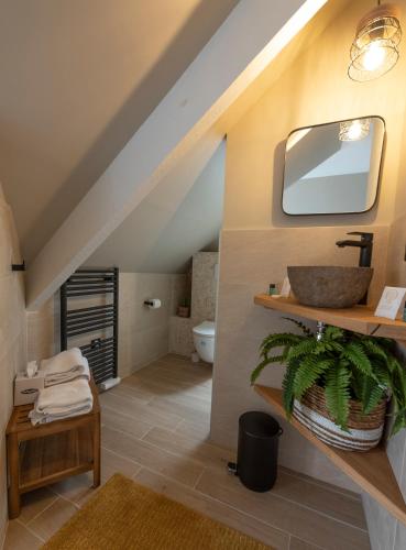 une salle de bain avec un lavabo et un miroir dans l'établissement La Villa du Sillon, à Saint-Malo