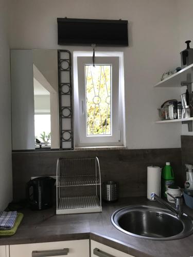 a kitchen counter with a sink and a window at Großes, helles Apartement - Nähe Marburg & Gießen in Fronhausen