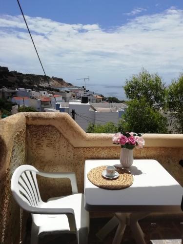 un piccolo tavolo con sedie su un balcone con vista di Apartment at Tsoutsouros South Crete a Tsoutsouros