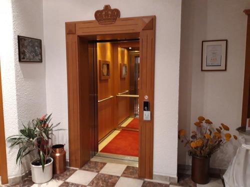 a wooden door with a crown on top of it at Bengel's Hotel zur Krone in Mülheim-Kärlich