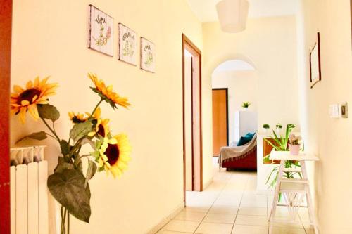 un pasillo con un jarrón de flores en la pared en BORGHETTO STORICO - Fronte Castello, en Villar Dora