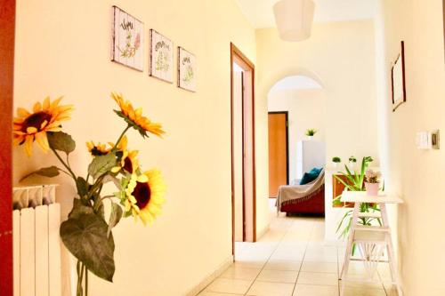 a hallway with a vase of flowers on the wall at BORGHETTO STORICO - Fronte Castello in Villar Dora