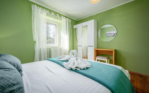 Schlafzimmer mit einem Bett mit einem Spiegel und einem Fenster in der Unterkunft Apartman Giovi in Pazin