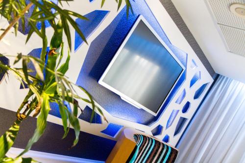 Una televisión o centro de entretenimiento en Holiday Inn Express Arras by IHG