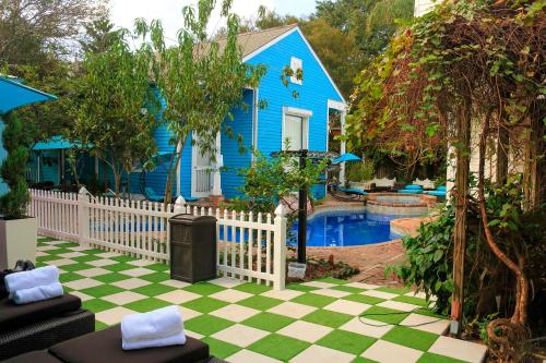 une maison bleue avec une clôture blanche et une piscine dans l'établissement 4 BR - Sleeps 8! Best location next to Bourbon Street!, à La Nouvelle-Orléans