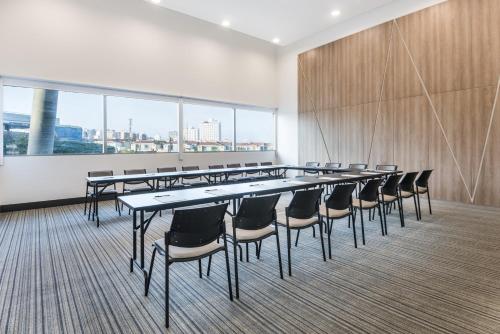 a conference room with a long table and chairs at Holiday Inn Express - Barranquilla Buenavista by IHG in Barranquilla