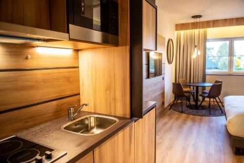 Mercure Han-sur-Lesseにあるキッチンまたは簡易キッチン