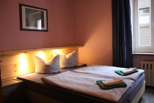 een slaapkamer met een bed met twee handdoeken erop bij Ferienstudio in Kurort Oberwiesenthal