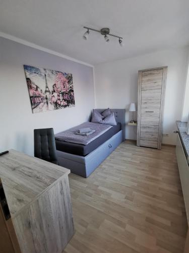 una sala de estar con un sofá y una mesa en Ferienwohnung Hofmeister, en Heilbad Heiligenstadt