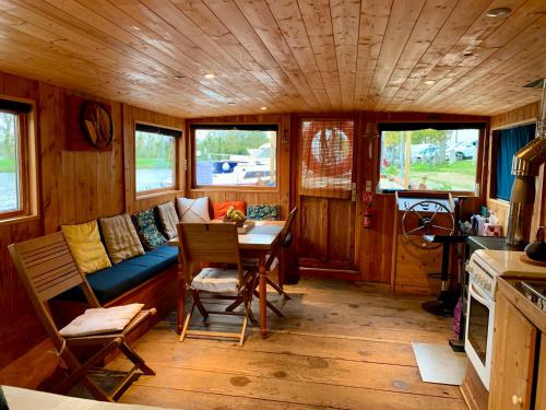 un salon avec un canapé et une table dans l'établissement La Toue de Blain, à Blain