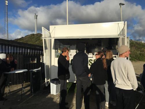 a group of people standing around a food truck at Casablanca Hostel, hyggelig overnatning in Anholt
