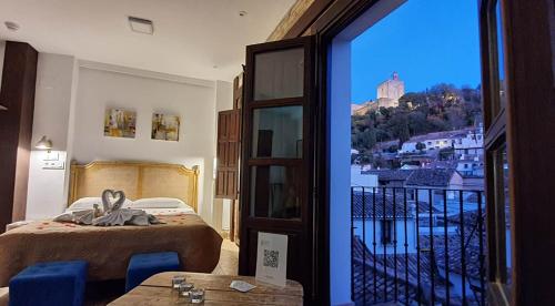 A bed or beds in a room at Casa Mirador Alhambra