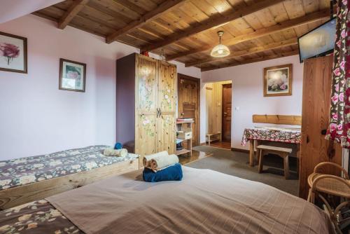 מיטה או מיטות בחדר ב-Nasza Chata - Pokoje i Apartamenty