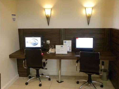 Μια τηλεόραση ή/και κέντρο ψυχαγωγίας στο Holiday Inn Express Colchester by IHG
