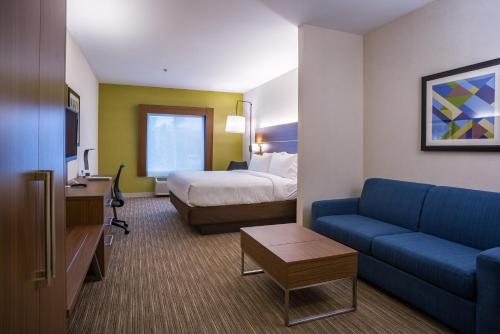 Un pat sau paturi într-o cameră la Holiday Inn Express Branford-New Haven, an IHG Hotel