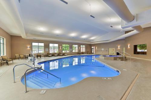 ein großer Pool in einem großen Gebäude in der Unterkunft Holiday Inn Express Breezewood, an IHG Hotel in Breezewood