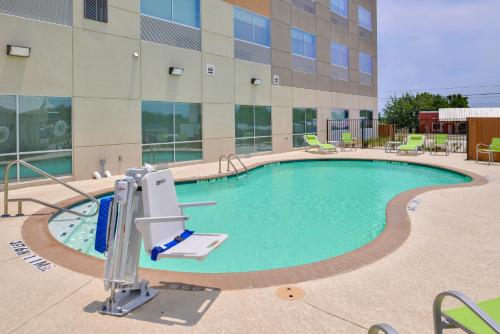 a pool in front of a building at Holiday Inn Express - Early, an IHG Hotel in Early