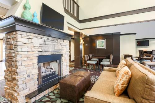 Χώρος καθιστικού στο Staybridge Suites Columbus-Dublin by IHG