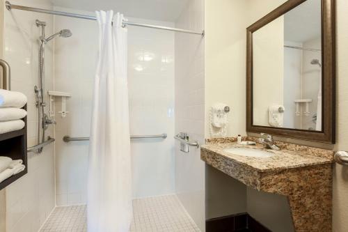 Ένα μπάνιο στο Staybridge Suites Columbus-Dublin by IHG