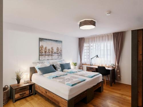 - une chambre avec un lit et un bureau dans l'établissement Luxus Neubau 5 min zu Talstation & Caumasee, à Flims