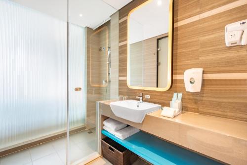 a bathroom with a sink and a mirror at Holiday Inn Express Hangzhou East Station by IHG in Hangzhou