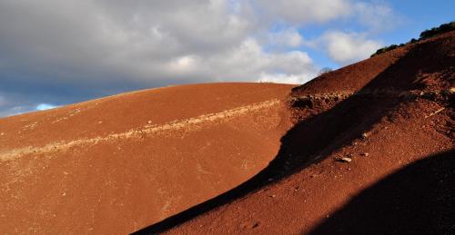 a dirt hill with the sky in the background at Studio 22 m2, terrasse vue montagne, dans propriété face au Lac du Salagou in Liausson
