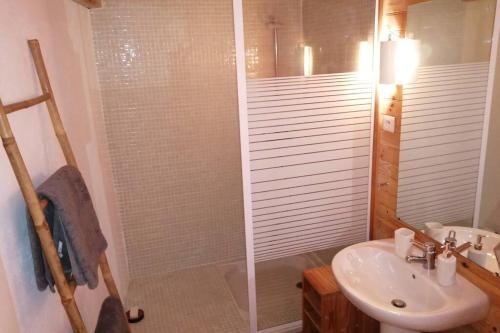 a bathroom with a toilet and a sink and a shower at Studio 22 m2, terrasse vue montagne, dans propriété face au Lac du Salagou in Liausson