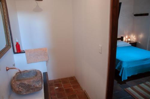 a small room with a bed and a mirror at Nacuma Garden Hostel - Casa Nacuma in Barichara