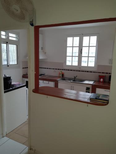 a kitchen with a mirror on the wall at Villa Iguanina120m2-WIFI-300m plage-4 pers in Le Gosier