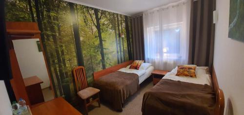 Postel nebo postele na pokoji v ubytování KARCZMA MYŚLIWSKA