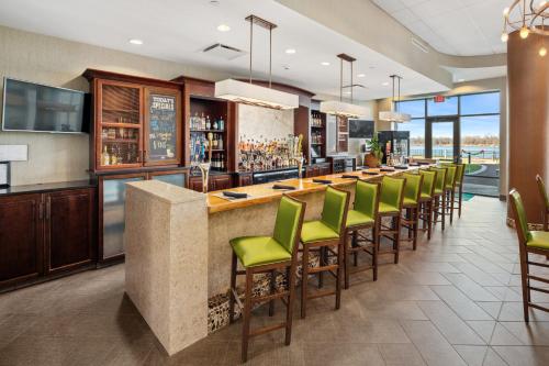 The lounge or bar area at Holiday Inn Owensboro Riverfront, an IHG Hotel