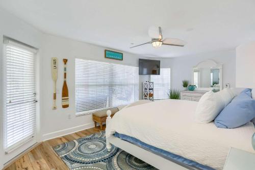 a bedroom with a bed and a ceiling fan at 101 Casa de Playa in Clearwater Beach