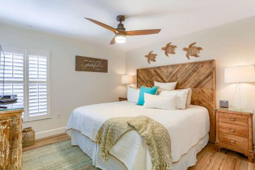 um quarto com uma cama grande e uma ventoinha de tecto em 101 Casa de Playa em Clearwater Beach
